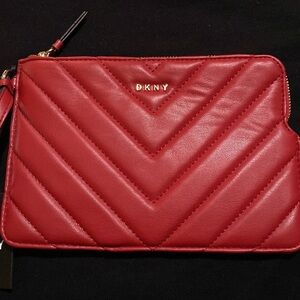 NWT 🔥 DKNY wristlet